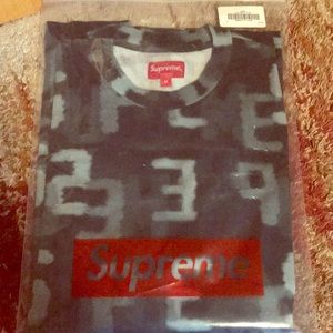 Supreme letter l/s top